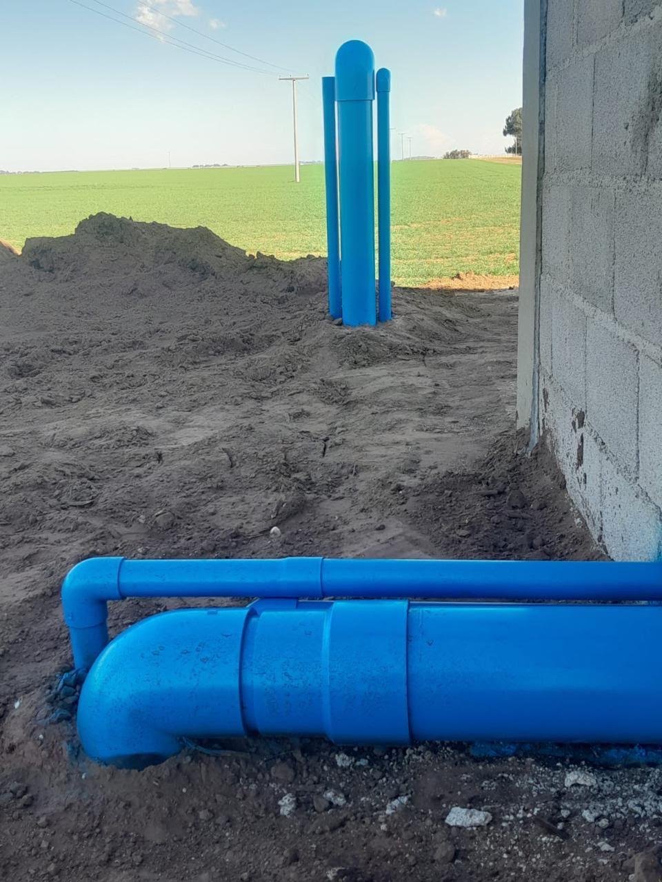 Tuberías azules instaladas en un pozo