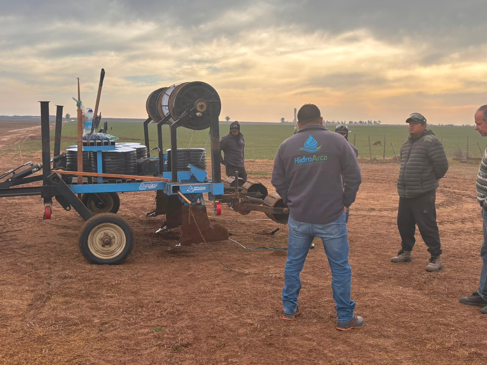 Equipo de HidroArca junto a la maquinaria de instalación en el campo